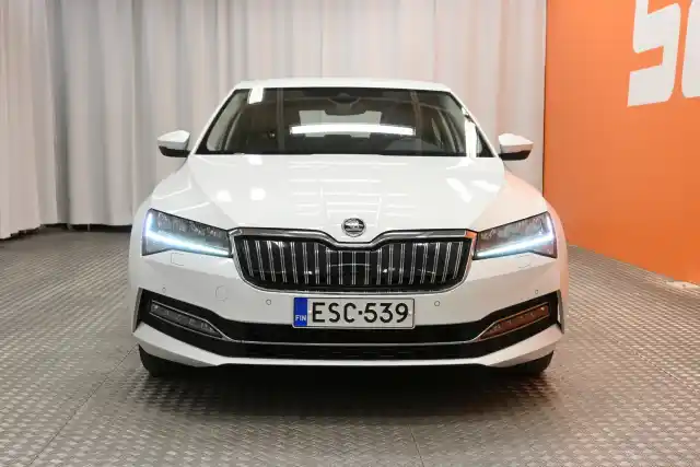 Valkoinen Sedan, Skoda Superb – ESC-539