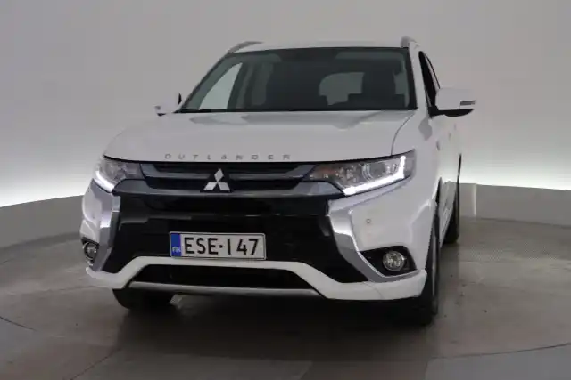 Valkoinen Maastoauto, Mitsubishi Outlander PHEV – ESE-147