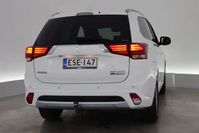 Valkoinen Maastoauto, Mitsubishi Outlander PHEV – ESE-147