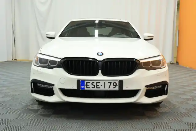 Valkoinen Sedan, BMW 530 – ESE-179