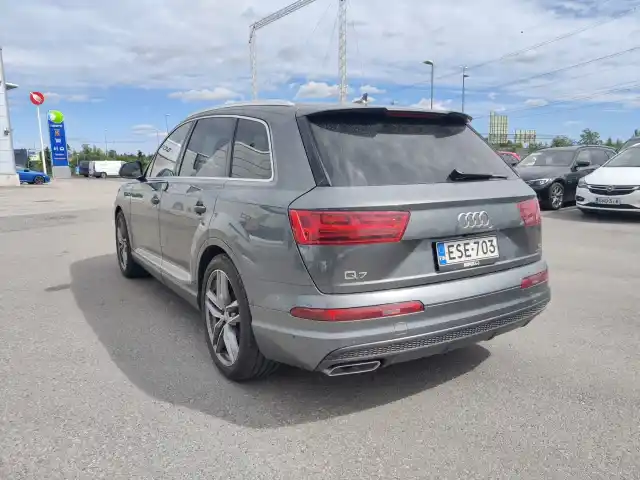 Harmaa Maastoauto, Audi Q7 – ESE-703