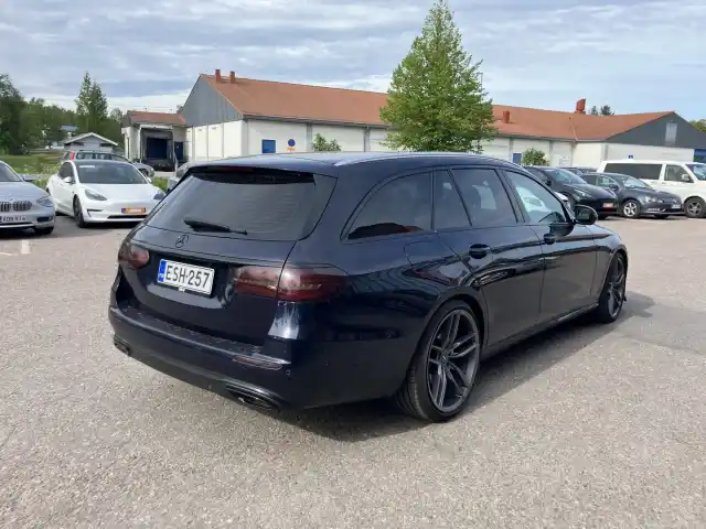Sininen Farmari, Mercedes-Benz E – ESH-257