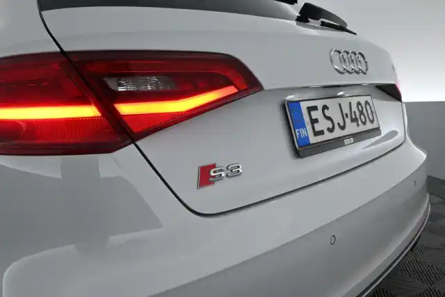 Harmaa Viistoperä, Audi S3 – ESJ-480