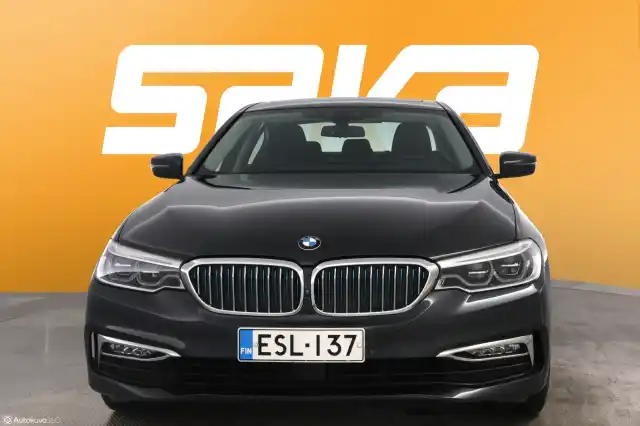 Harmaa Sedan, BMW 530 – ESL-137