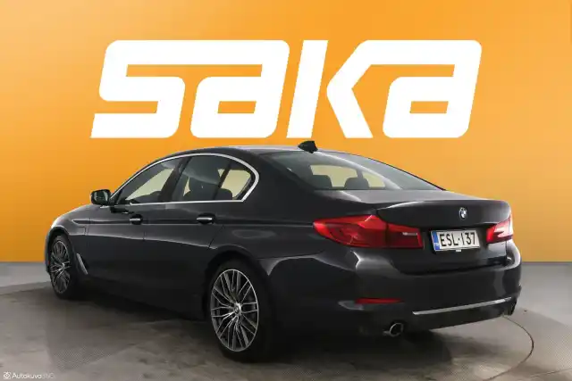 Harmaa Sedan, BMW 530 – ESL-137