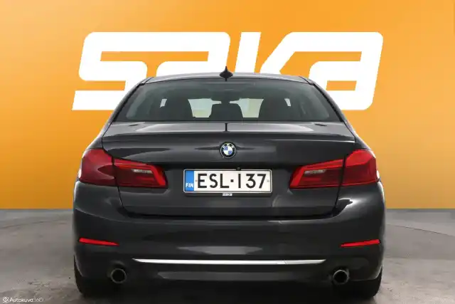 Harmaa Sedan, BMW 530 – ESL-137