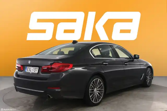 Harmaa Sedan, BMW 530 – ESL-137