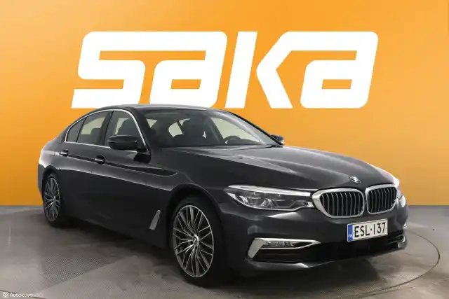 Harmaa Sedan, BMW 530 – ESL-137