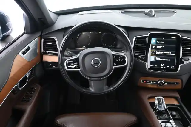 Sininen Maastoauto, Volvo XC90 – ESL-920