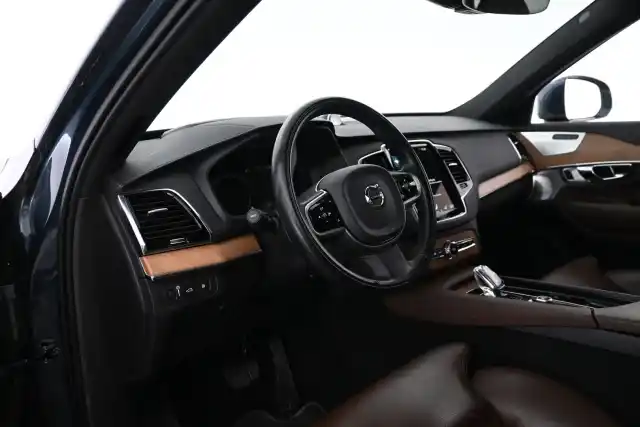 Sininen Maastoauto, Volvo XC90 – ESL-920