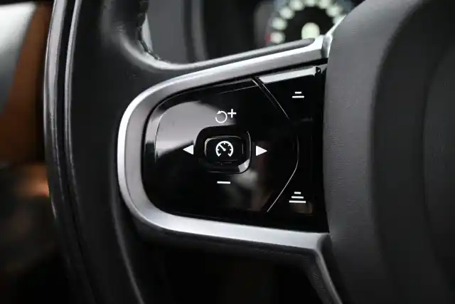 Sininen Maastoauto, Volvo XC90 – ESL-920