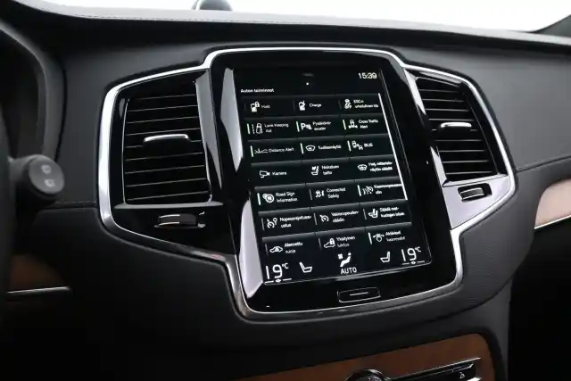 Sininen Maastoauto, Volvo XC90 – ESL-920