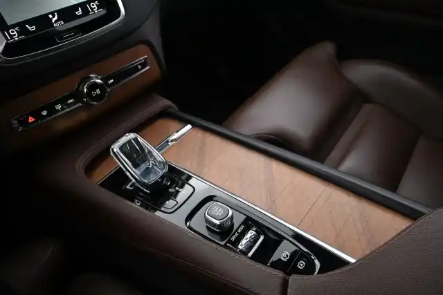 Sininen Maastoauto, Volvo XC90 – ESL-920