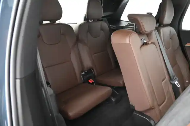 Sininen Maastoauto, Volvo XC90 – ESL-920
