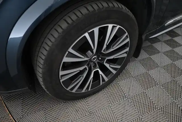 Sininen Maastoauto, Volvo XC90 – ESL-920