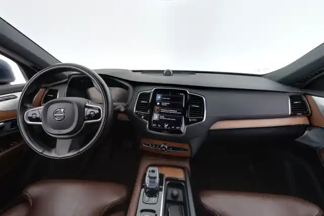 Sininen Maastoauto, Volvo XC90 – ESL-920