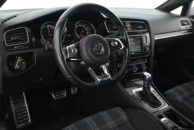 Valkoinen Viistoperä, Volkswagen Golf – ESM-377