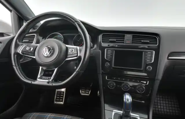 Valkoinen Viistoperä, Volkswagen Golf – ESM-377