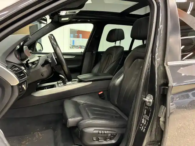 Harmaa Maastoauto, BMW X5 – ESM-510