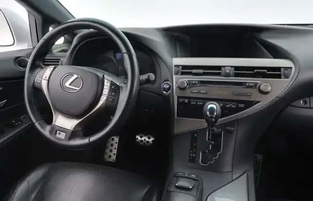Valkoinen Maastoauto, Lexus RX – ESM-590