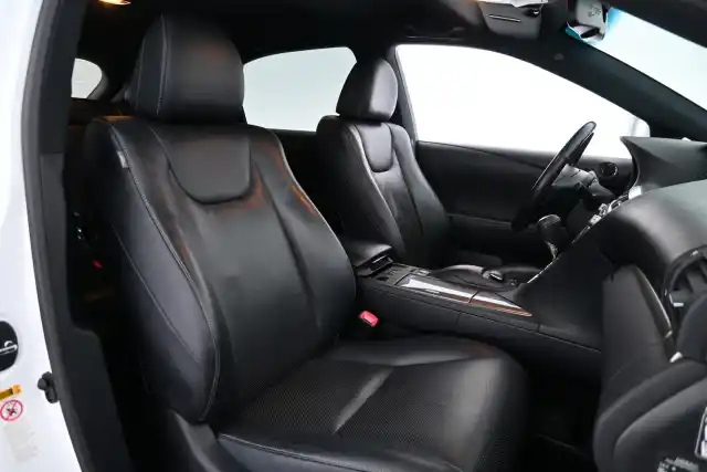Valkoinen Maastoauto, Lexus RX – ESM-590