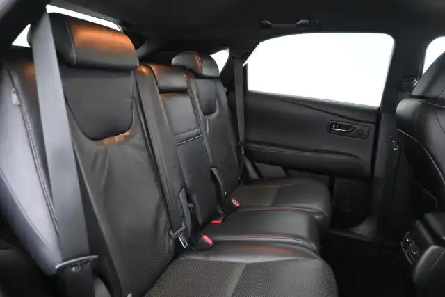 Valkoinen Maastoauto, Lexus RX – ESM-590