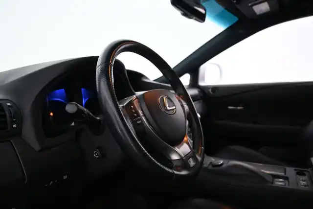 Valkoinen Maastoauto, Lexus RX – ESM-590