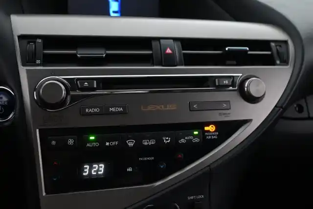 Valkoinen Maastoauto, Lexus RX – ESM-590