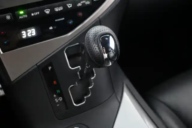 Valkoinen Maastoauto, Lexus RX – ESM-590