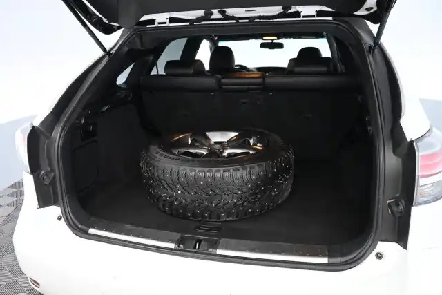 Valkoinen Maastoauto, Lexus RX – ESM-590