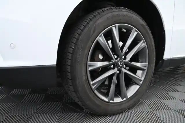 Valkoinen Maastoauto, Lexus RX – ESM-590