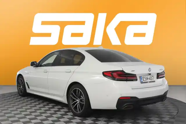 Valkoinen Sedan, BMW 530 – ESN-457