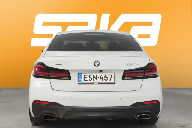 Valkoinen Sedan, BMW 530 – ESN-457