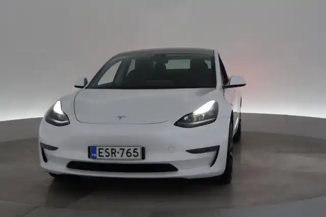 Valkoinen Sedan, Tesla Model 3 – ESR-765