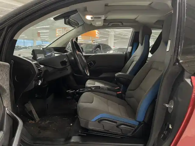 Punainen Viistoperä, BMW i3 – ESS-222