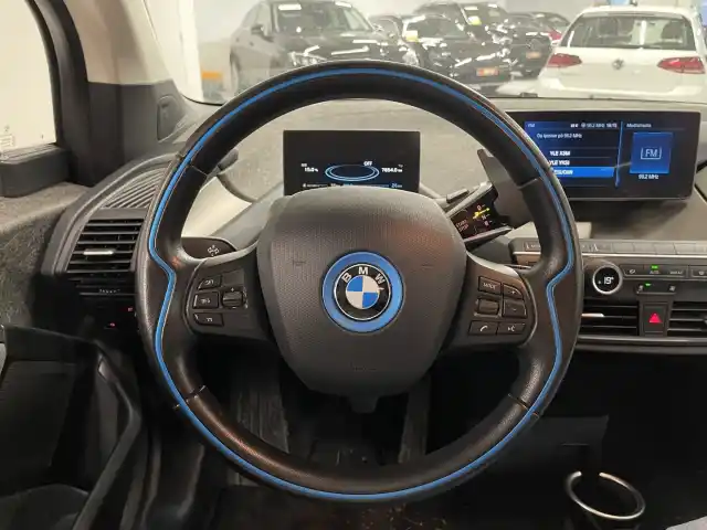 Punainen Viistoperä, BMW i3 – ESS-222