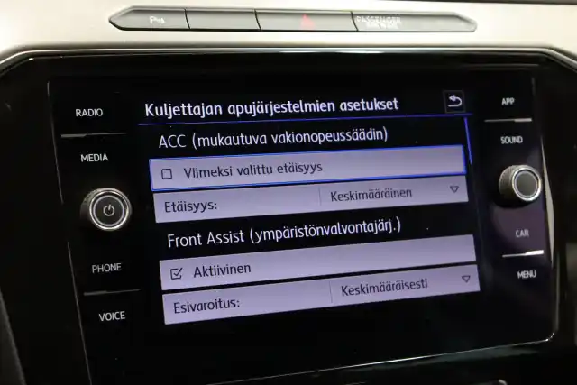 Valkoinen Farmari, Volkswagen Passat – ESS-243