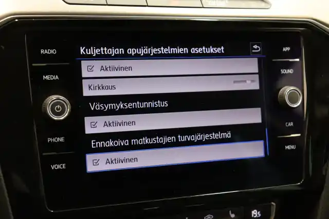 Valkoinen Farmari, Volkswagen Passat – ESS-243