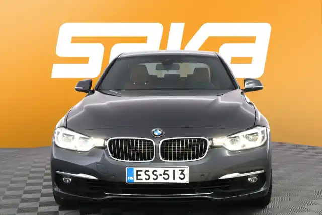 Harmaa Sedan, BMW 330 – ESS-513