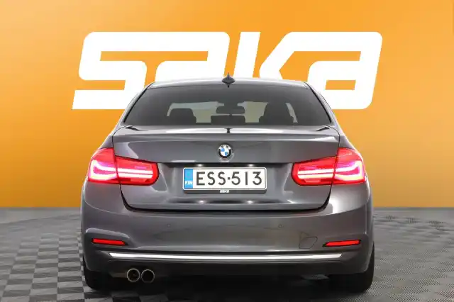 Harmaa Sedan, BMW 330 – ESS-513