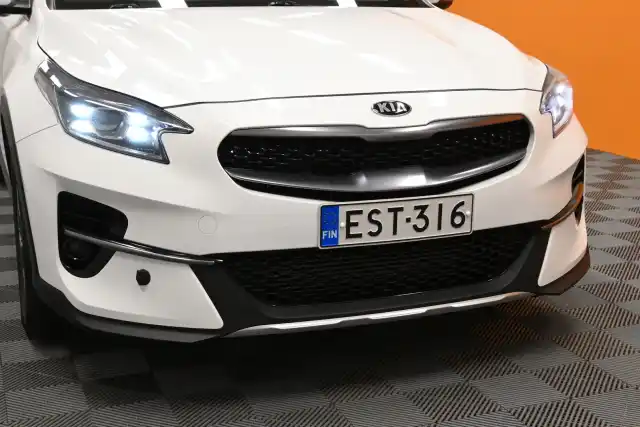 Valkoinen Viistoperä, Kia XCeed – EST-316