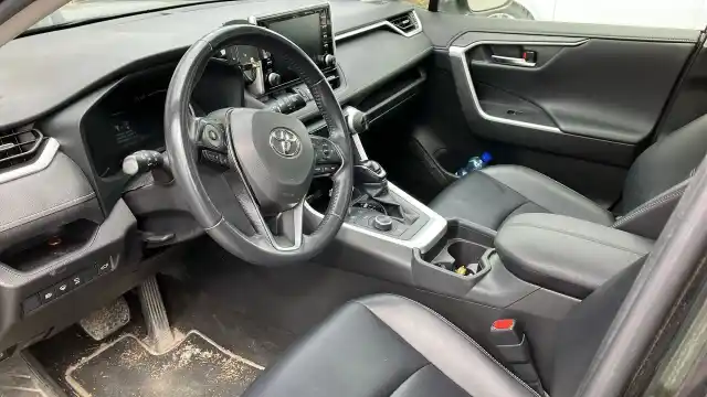 Musta Maastoauto, Toyota RAV4 – ESV-986