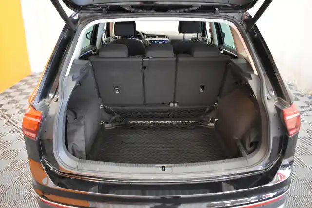 Musta Maastoauto, Volkswagen Tiguan – ESX-160