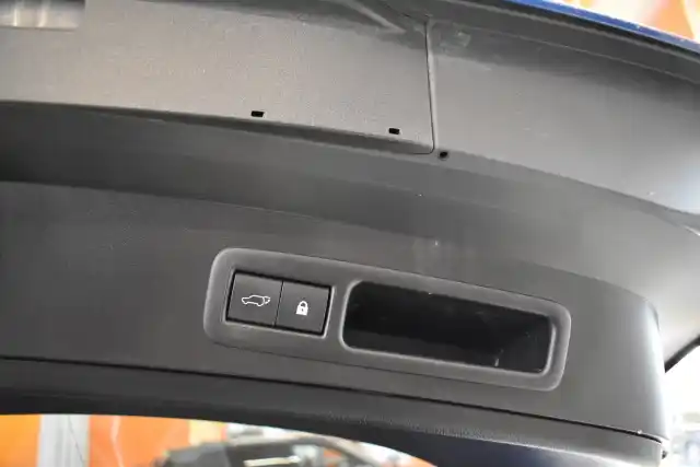 Sininen Viistoperä, Lexus UX – ESX-813