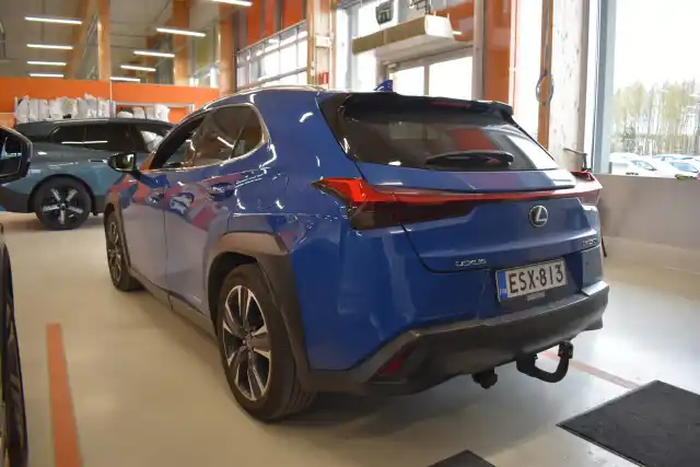 Sininen Viistoperä, Lexus UX – ESX-813