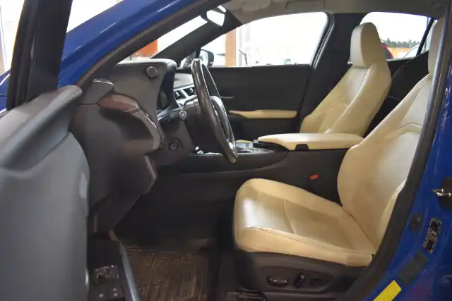 Sininen Viistoperä, Lexus UX – ESX-813