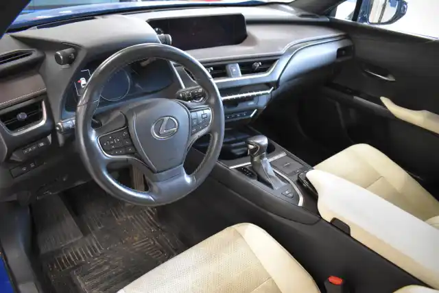 Sininen Viistoperä, Lexus UX – ESX-813