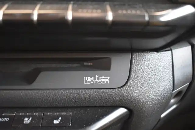 Sininen Viistoperä, Lexus UX – ESX-813