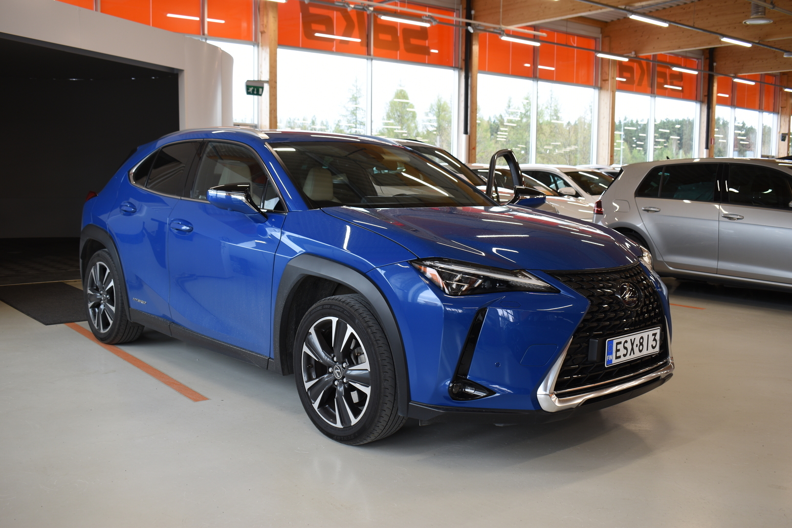 Sininen Viistoperä, Lexus UX – ESX-813