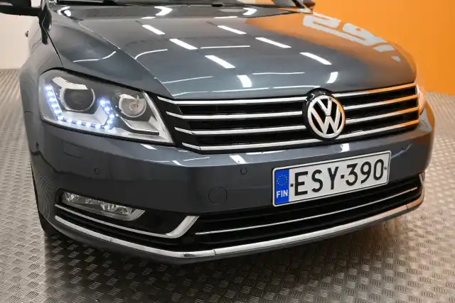 Harmaa Sedan, Volkswagen Passat – ESY-390